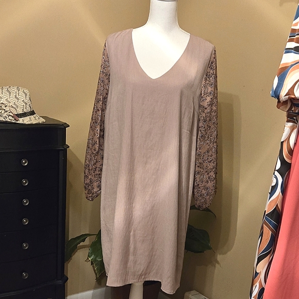 Mystree NWT. Size Med. Floral Dusty Viplet